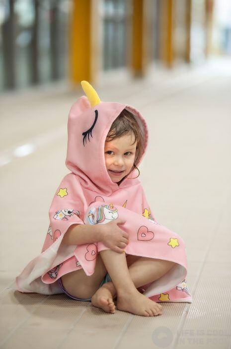 AquaKiddo Dětské pončo k vodě Unicorns - župan 5-8 let